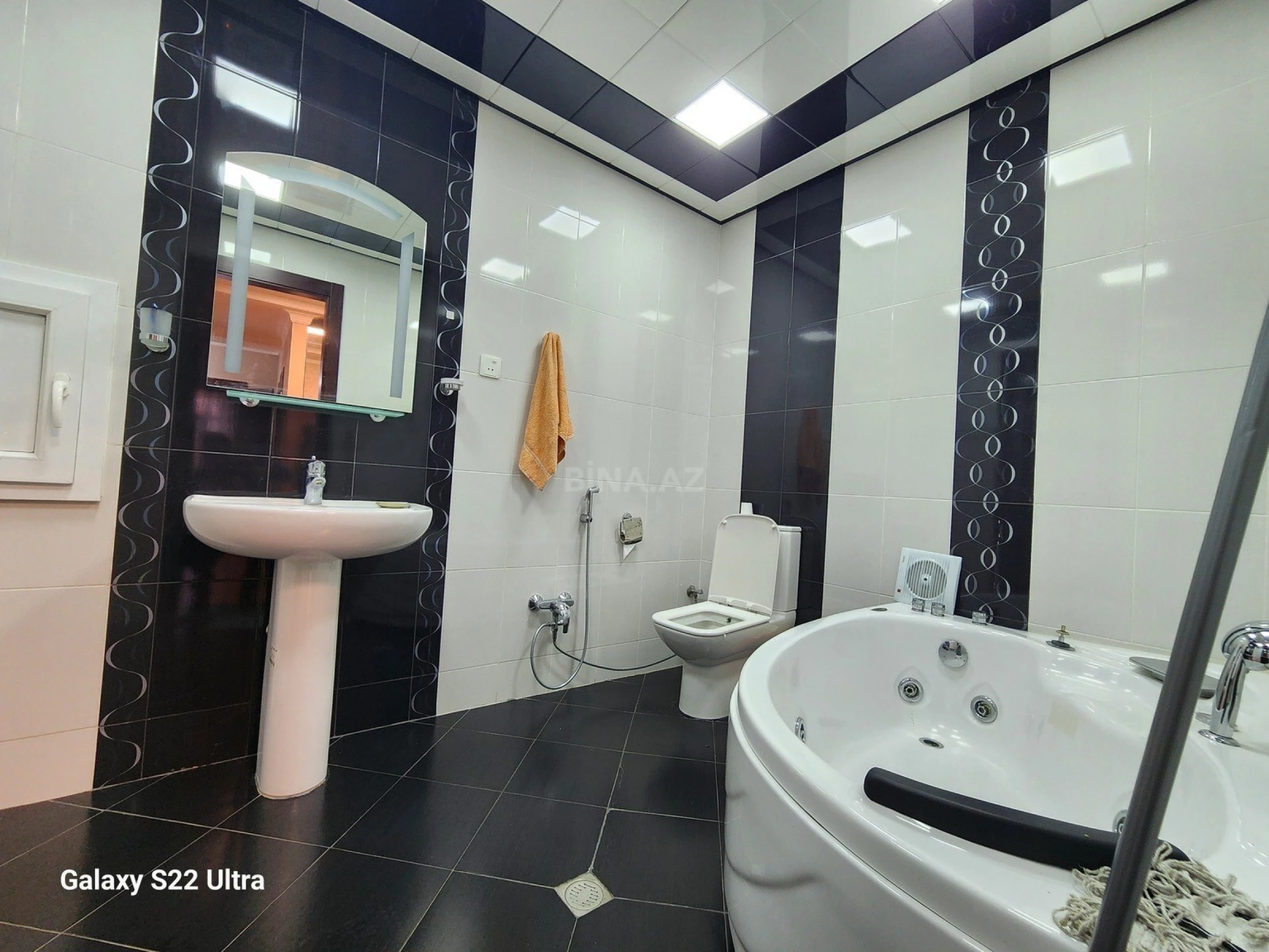 Satılır 3 otaqlı mənzil 141 m²