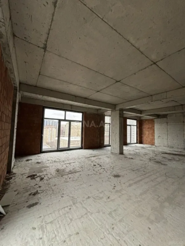 Satılır 4 otaqlı mənzil 149 m²