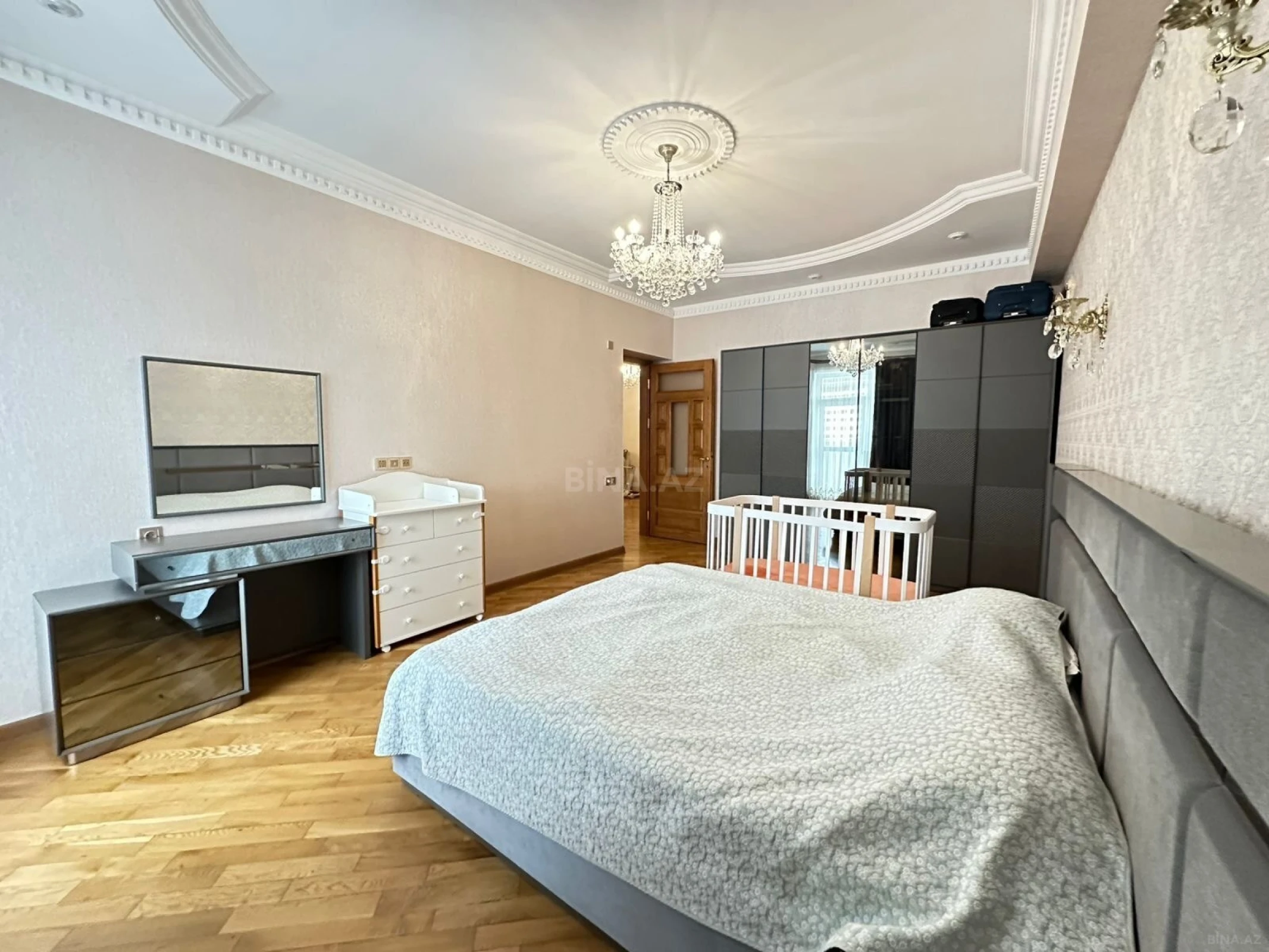 Satılır 4 otaqlı mənzil 170 m²