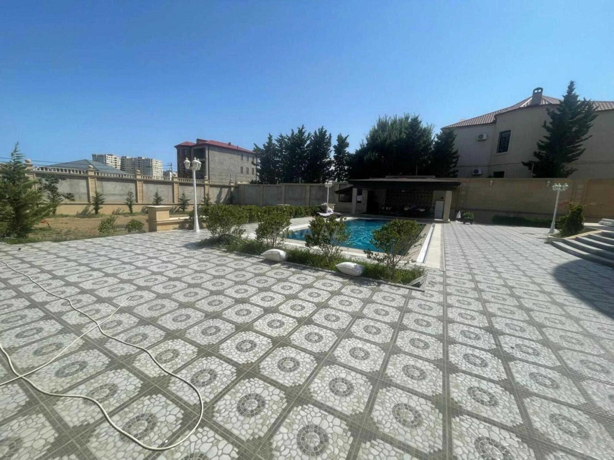 Kirayə verilir 10 otaqlı həyət evi 850 m²