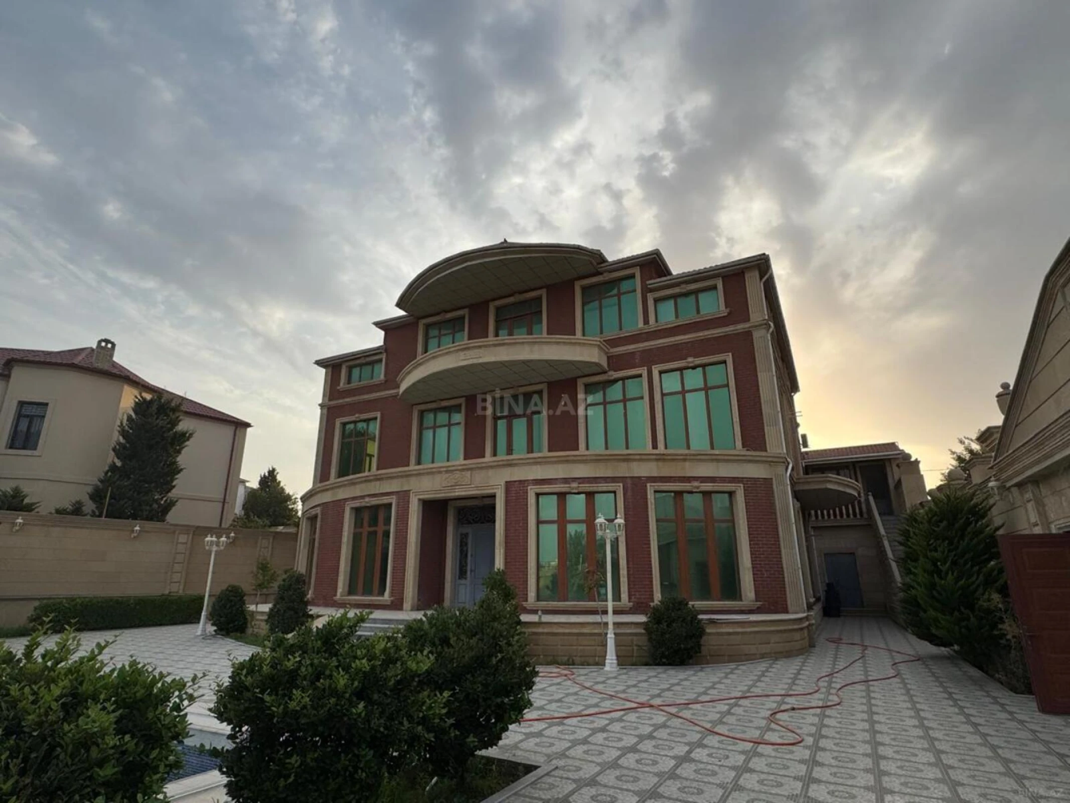 Kirayə verilir 10 otaqlı həyət evi 850 m²