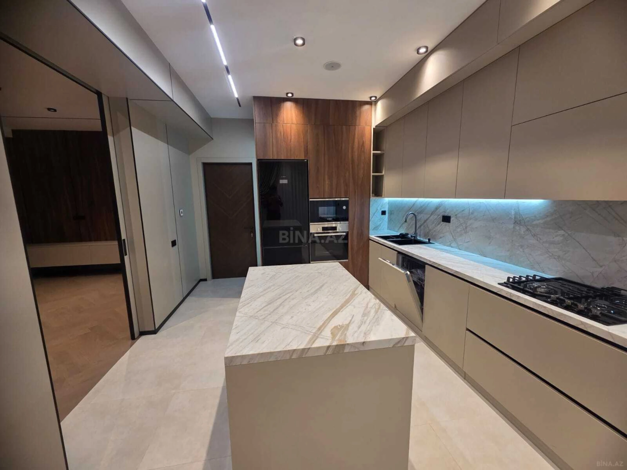 Satılır 3 otaqlı mənzil 130 m²