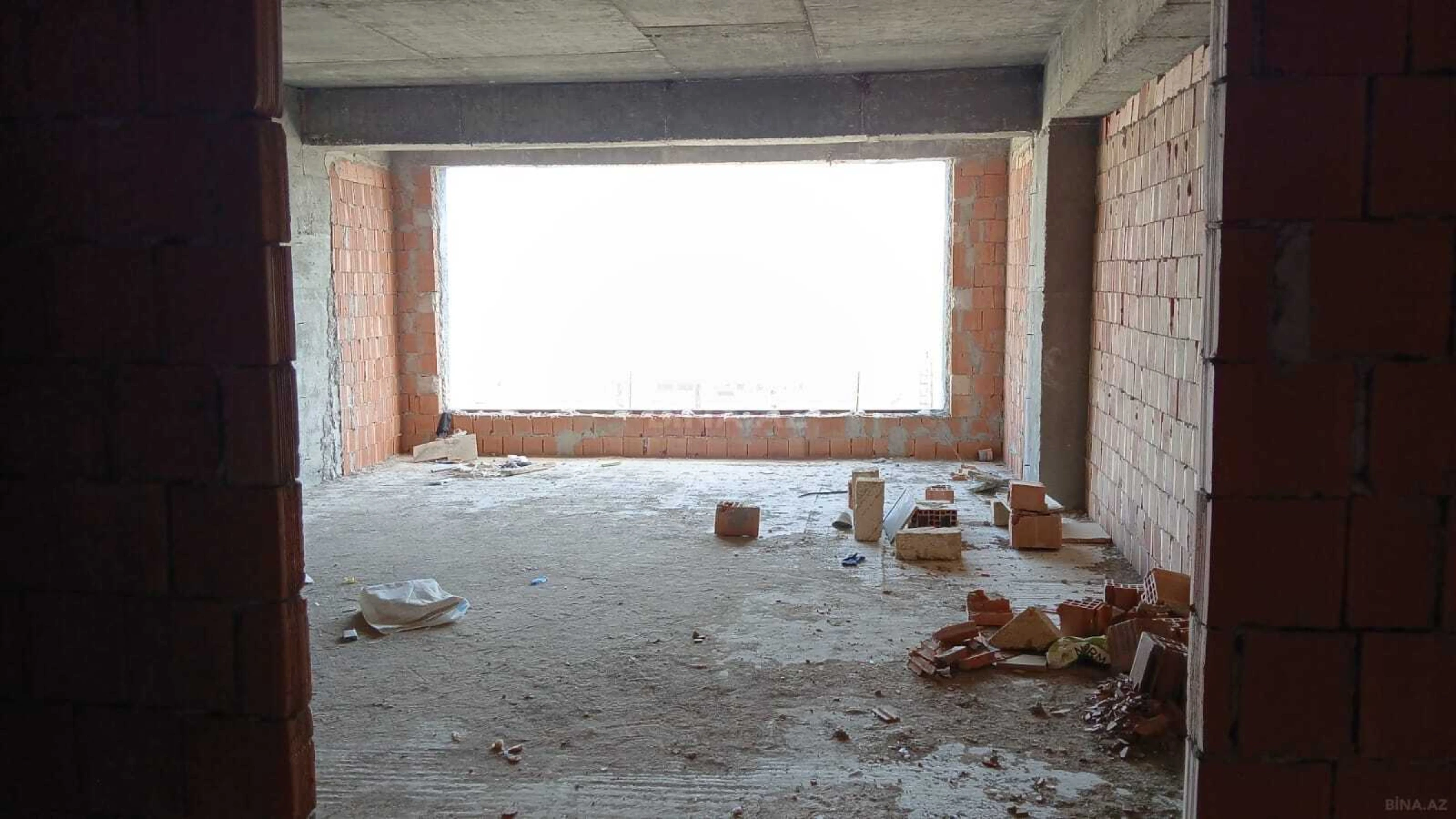 Satılır 5 otaqlı mənzil 180 m²