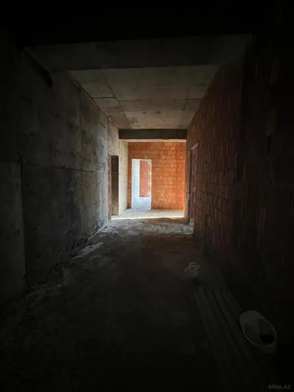 Satılır 5 otaqlı mənzil 180 m²