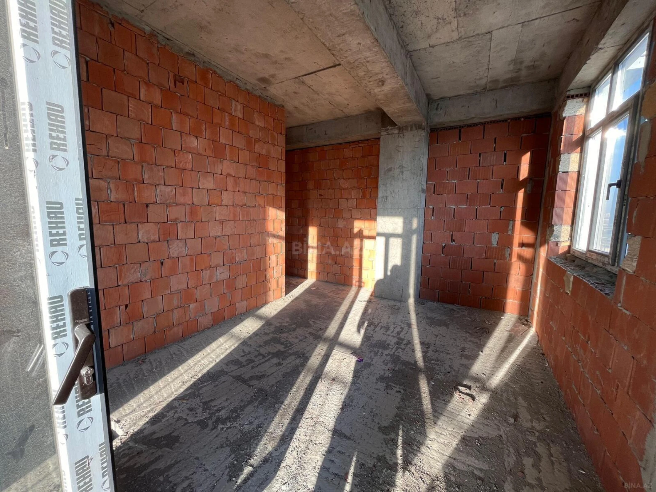 Satılır 5 otaqlı mənzil 180 m²