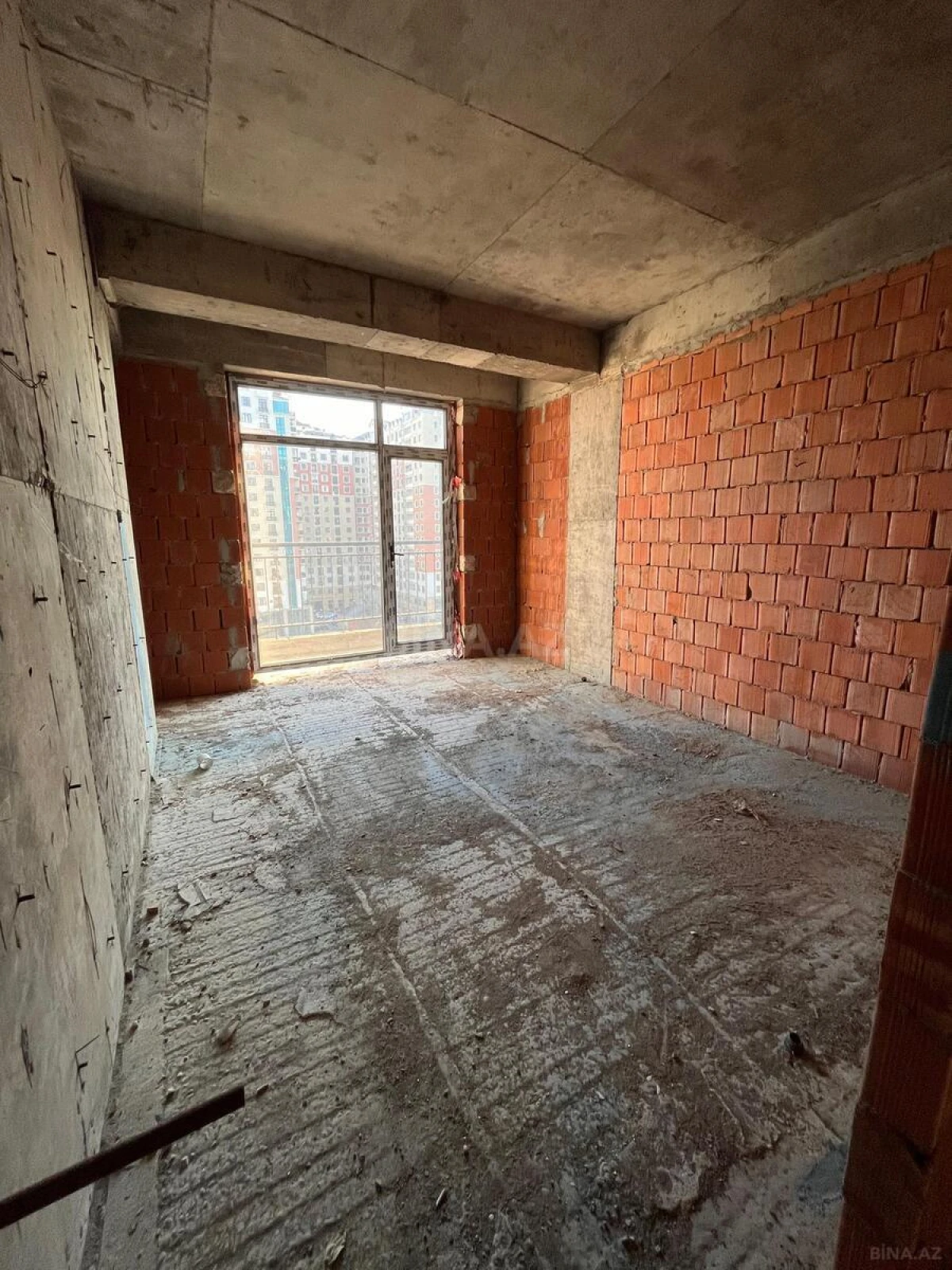 Satılır 5 otaqlı mənzil 180 m²