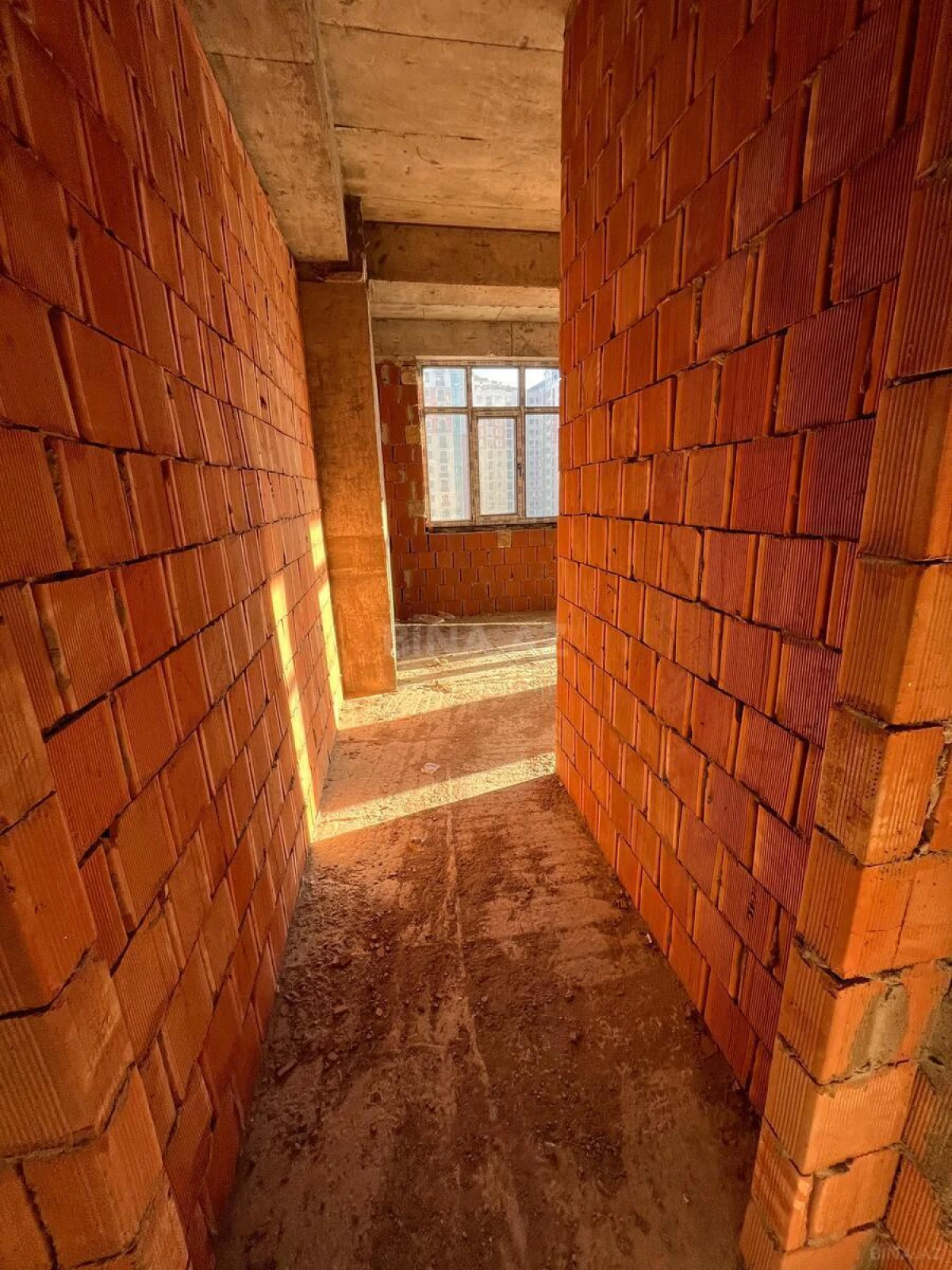 Satılır 5 otaqlı mənzil 180 m²