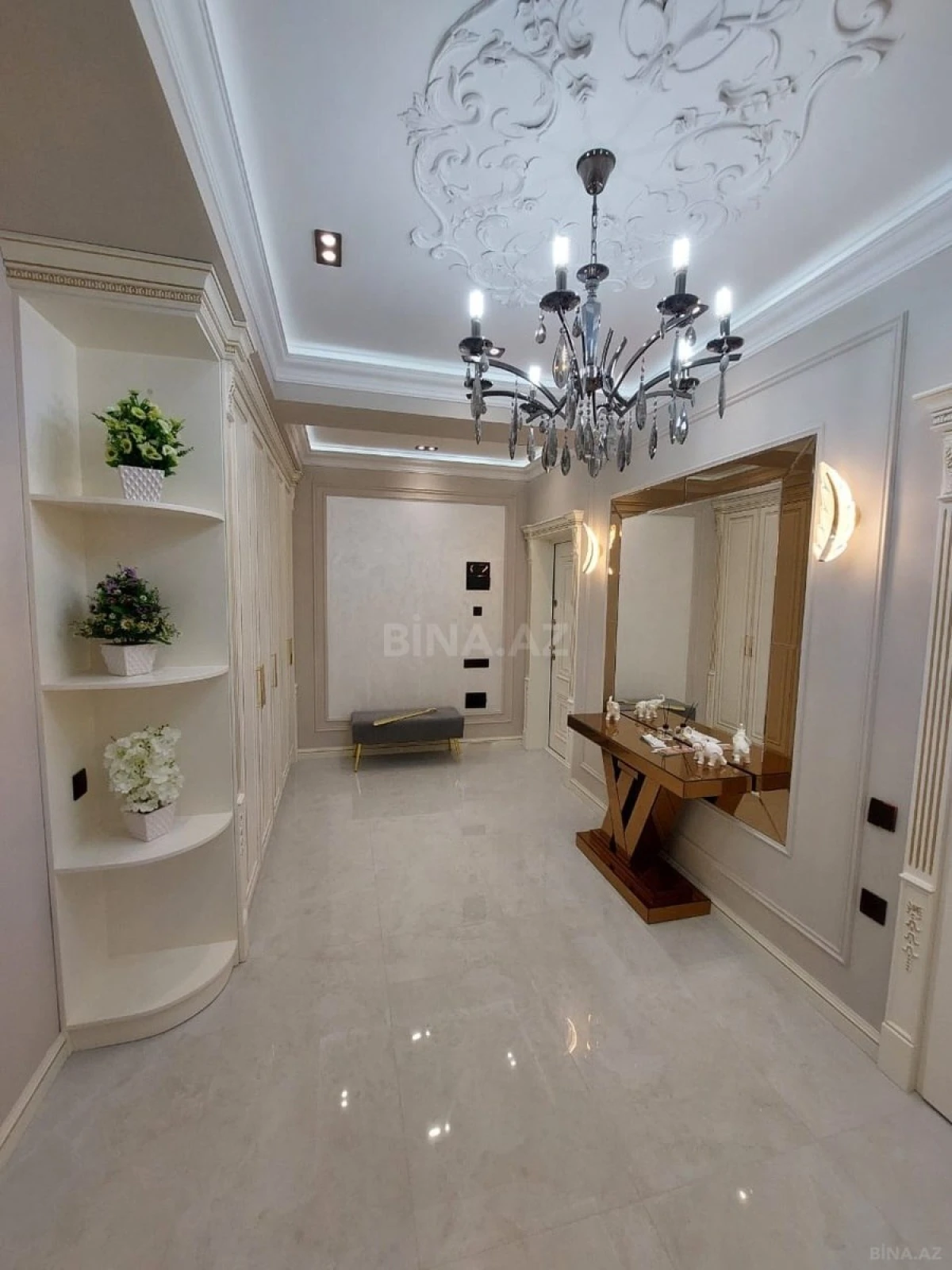 Satılır 4 otaqlı mənzil 140 m²