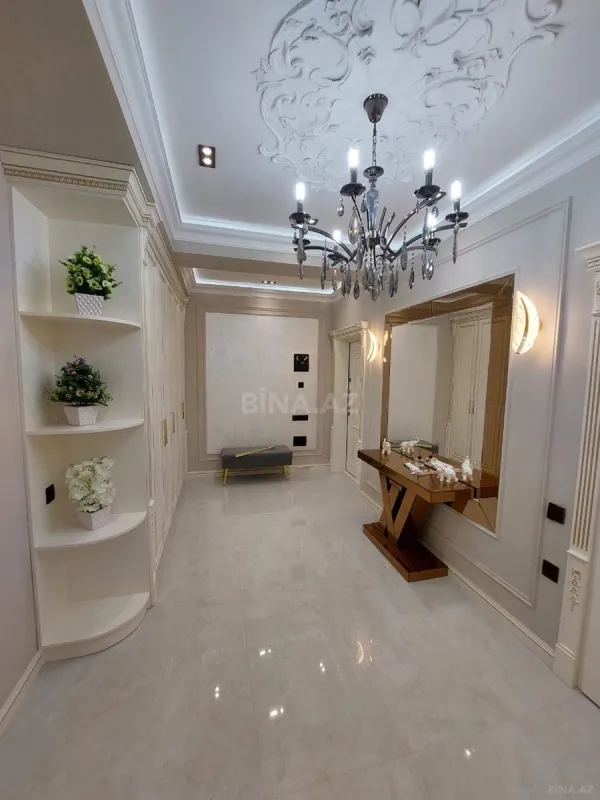 Satılır 4 otaqlı mənzil 140 m²