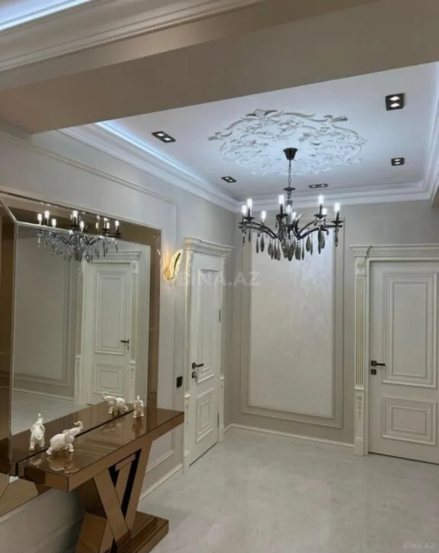 Satılır 4 otaqlı mənzil 140 m²