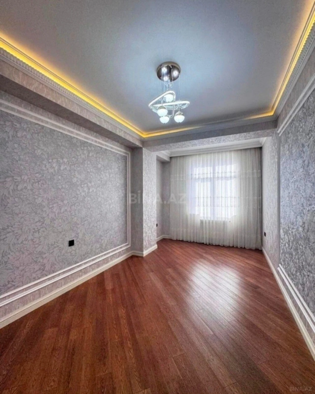 Satılır 4 otaqlı mənzil 140 m²