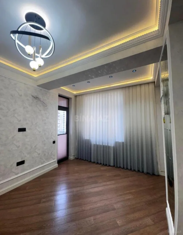 Satılır 4 otaqlı mənzil 140 m²
