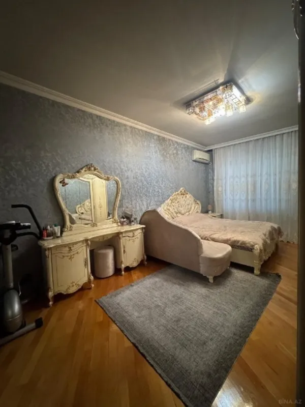 Satılır 3 otaqlı mənzil 135 m²