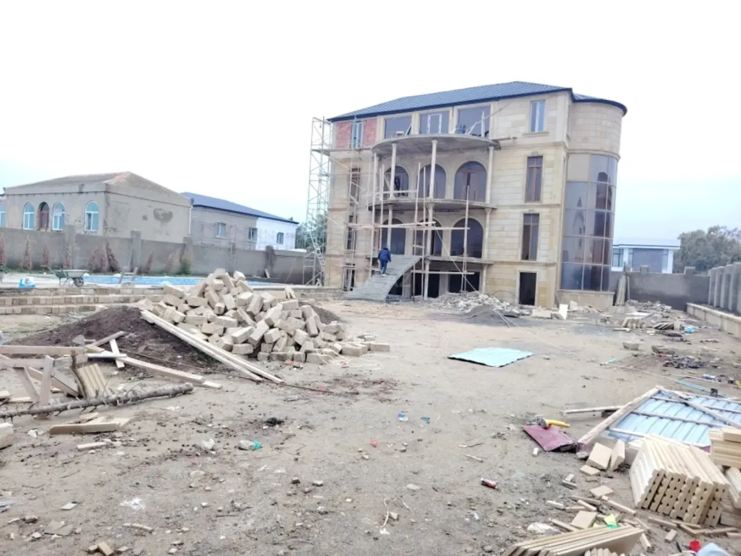 Satılır 5 otaqlı həyət evi 450 m²