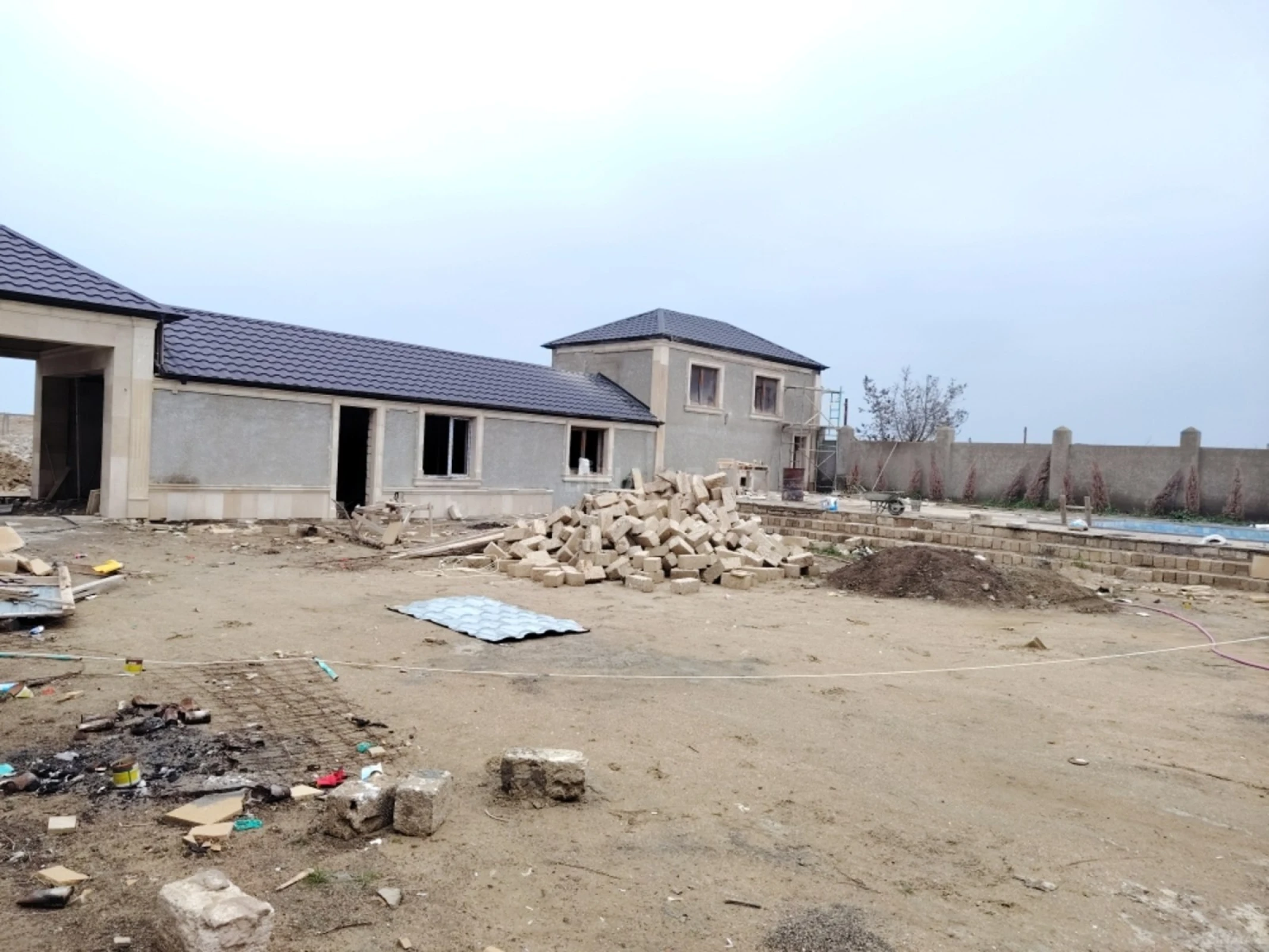 Satılır 5 otaqlı həyət evi 450 m²