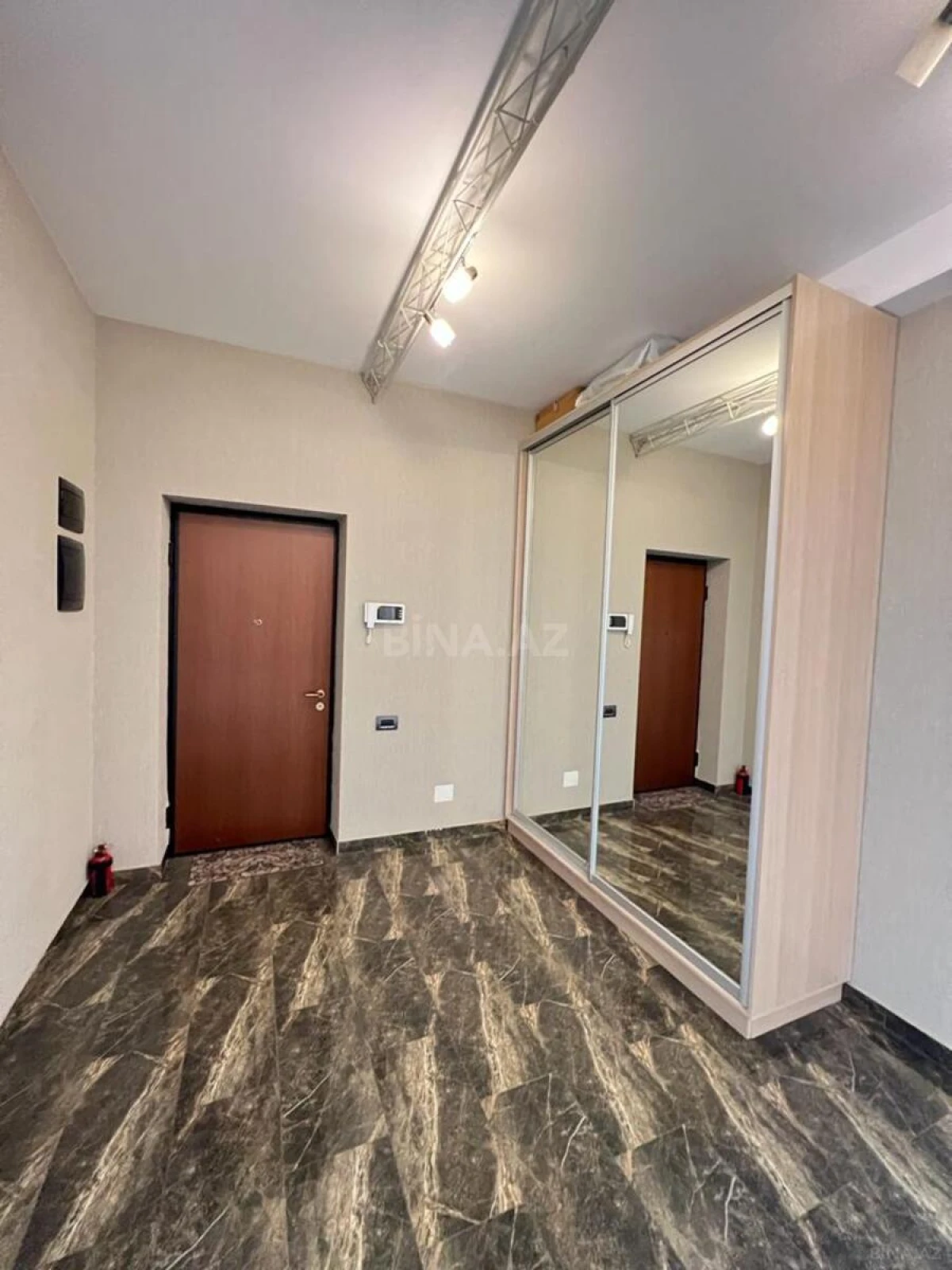 Kirayə verilir 4 otaqlı mənzil 200 m²