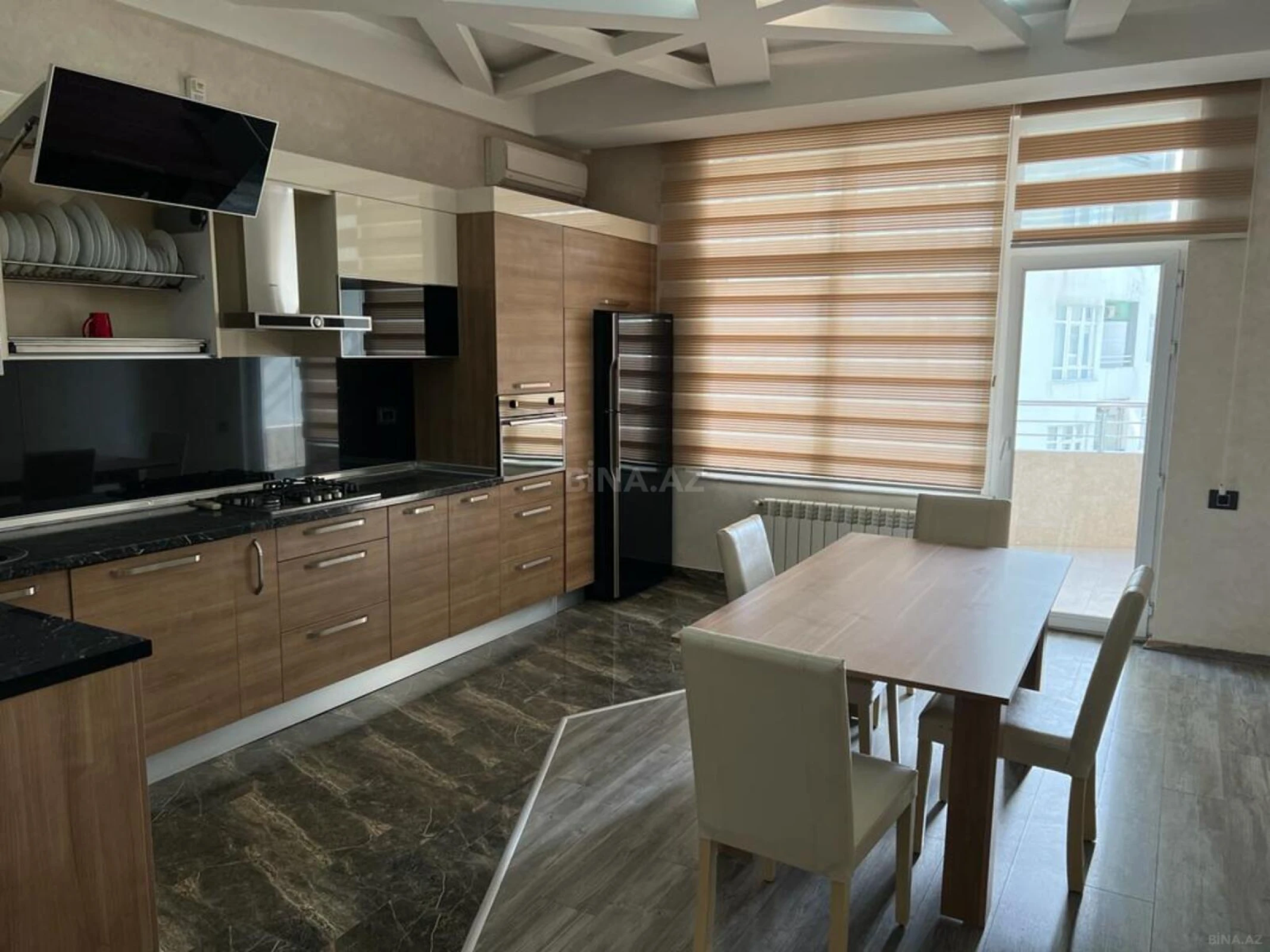 Kirayə verilir 4 otaqlı mənzil 200 m²