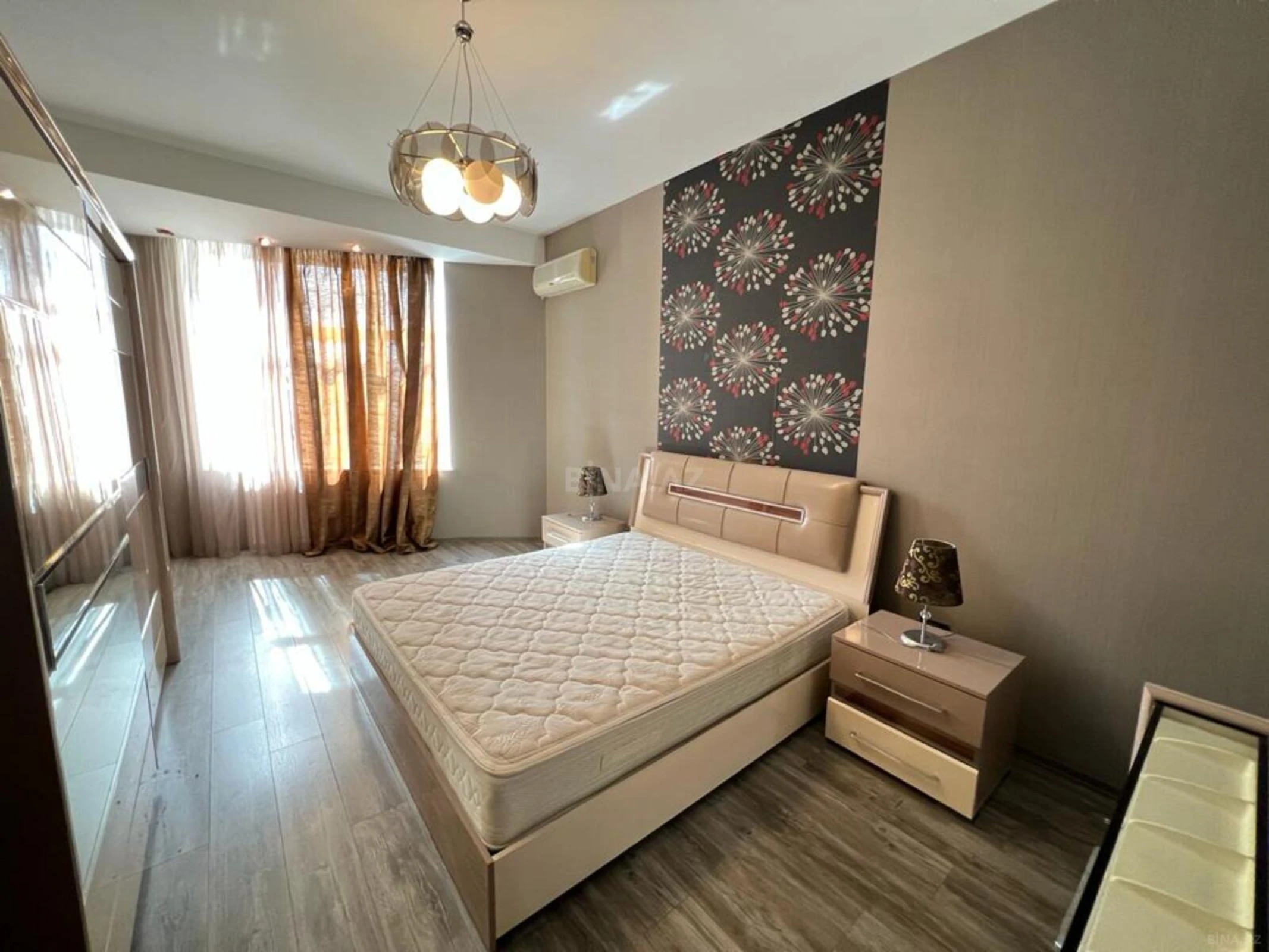 Kirayə verilir 4 otaqlı mənzil 200 m²