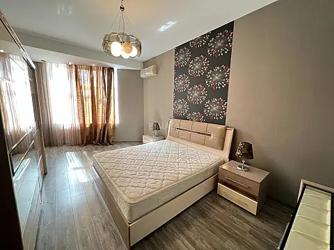 Kirayə verilir 4 otaqlı mənzil 200 m²