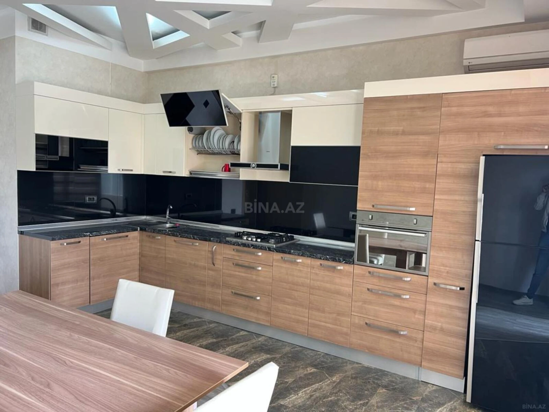 Kirayə verilir 4 otaqlı mənzil 200 m²