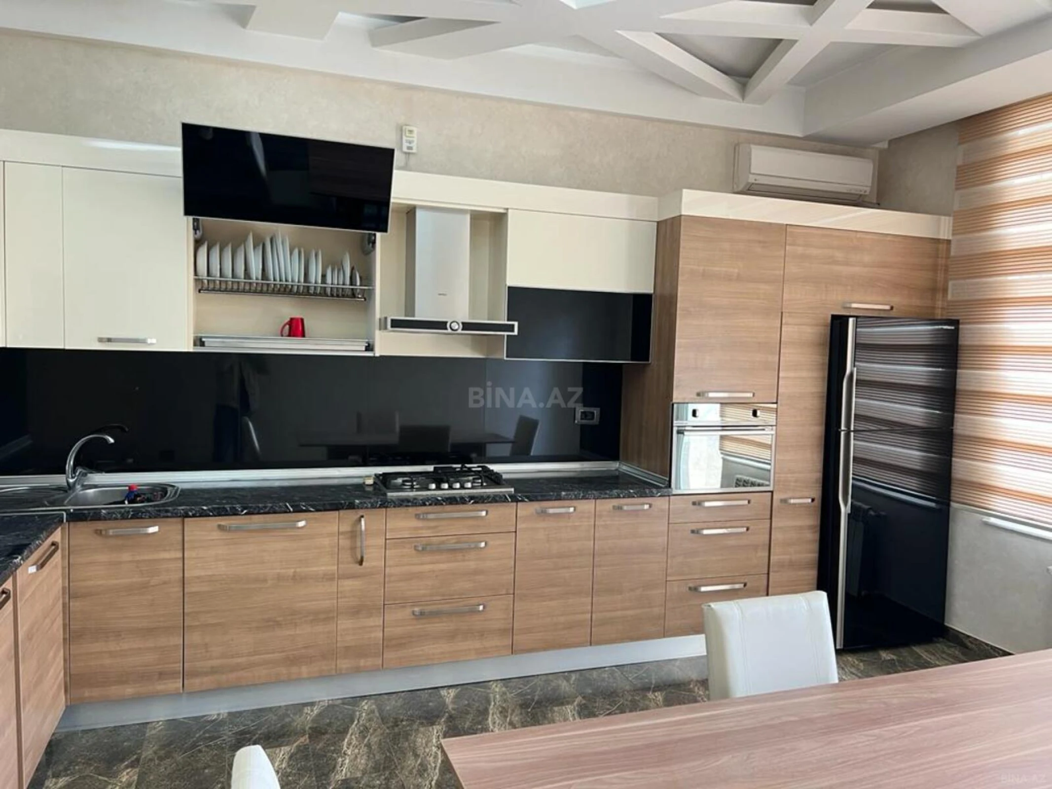 Kirayə verilir 4 otaqlı mənzil 200 m²
