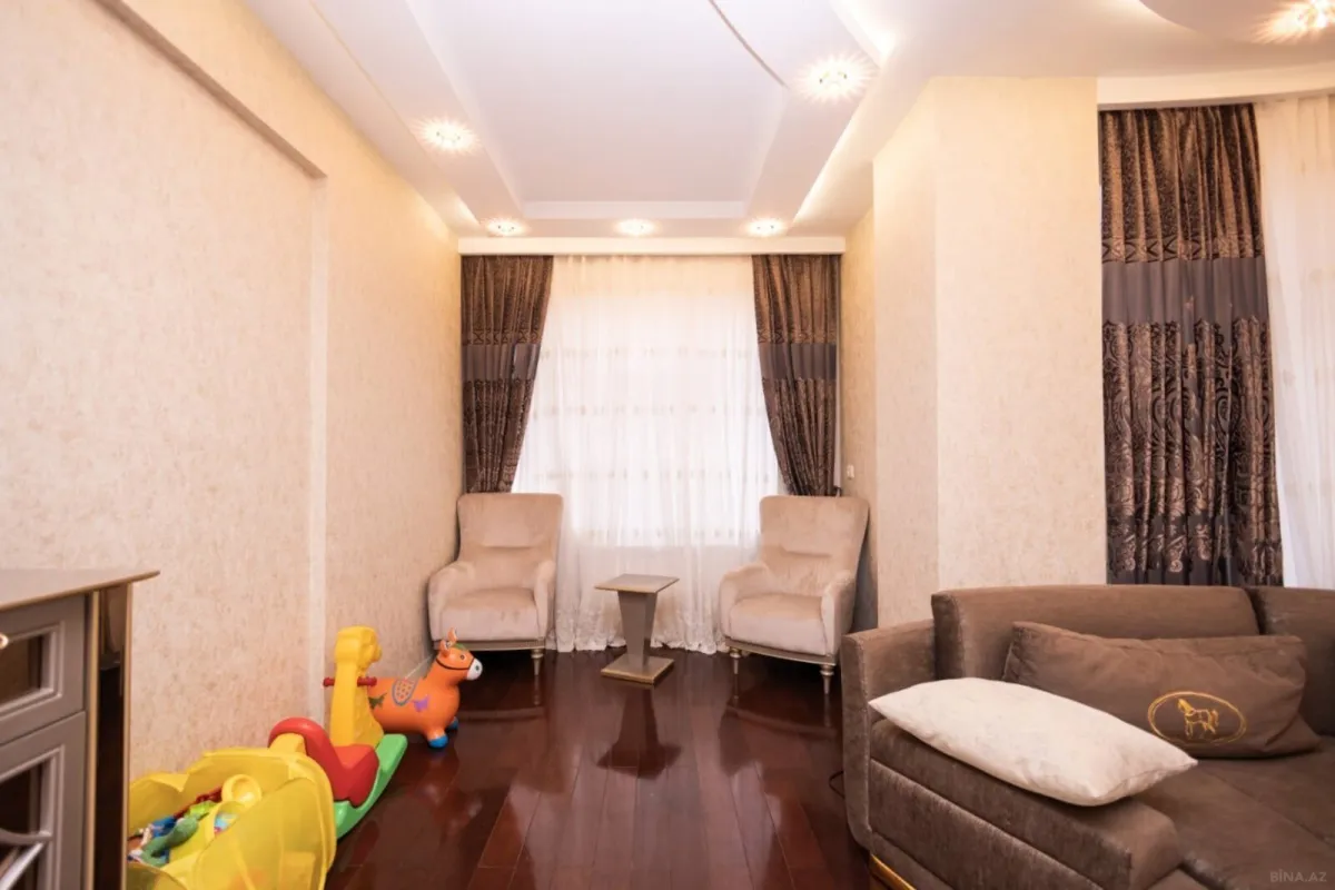 Satılır 4 otaqlı mənzil 220 m²