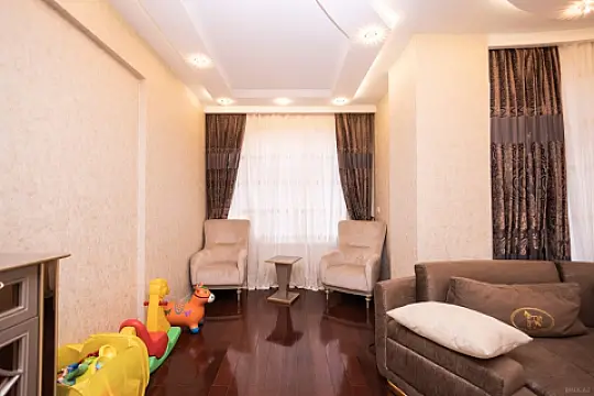 Satılır 4 otaqlı mənzil 220 m²
