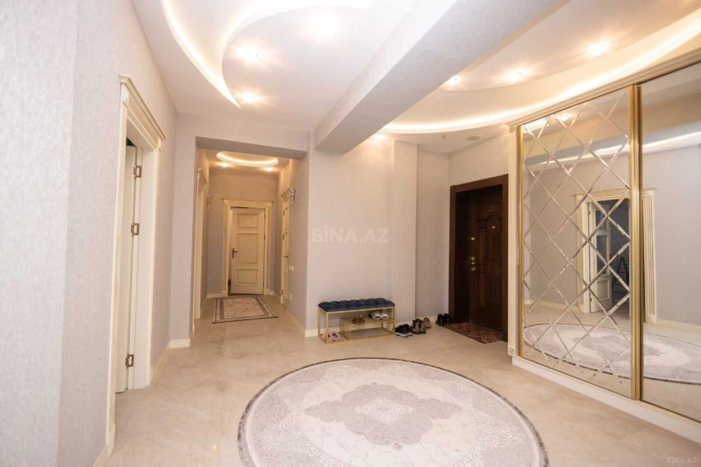 Satılır 4 otaqlı mənzil 220 m²