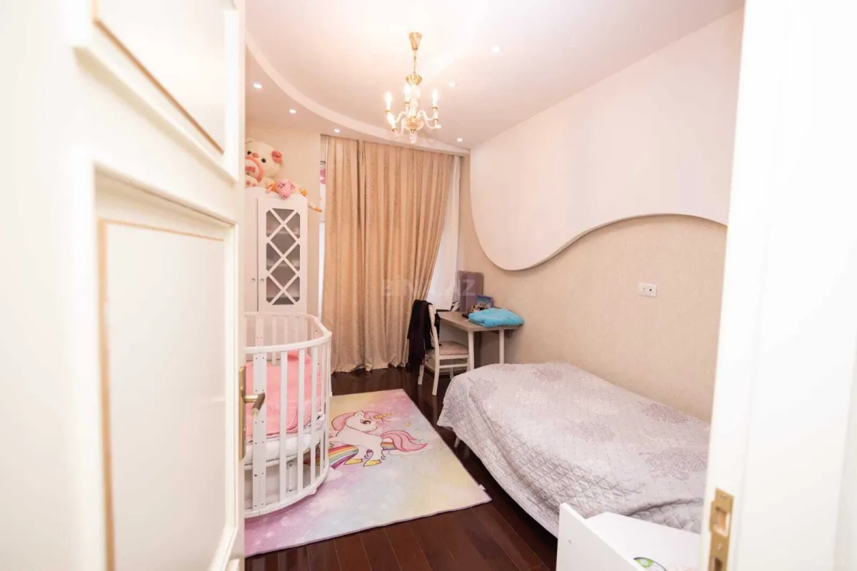 Satılır 4 otaqlı mənzil 220 m²