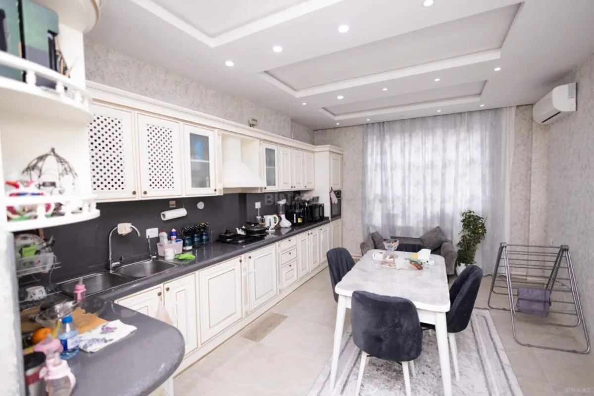 Satılır 4 otaqlı mənzil 220 m²