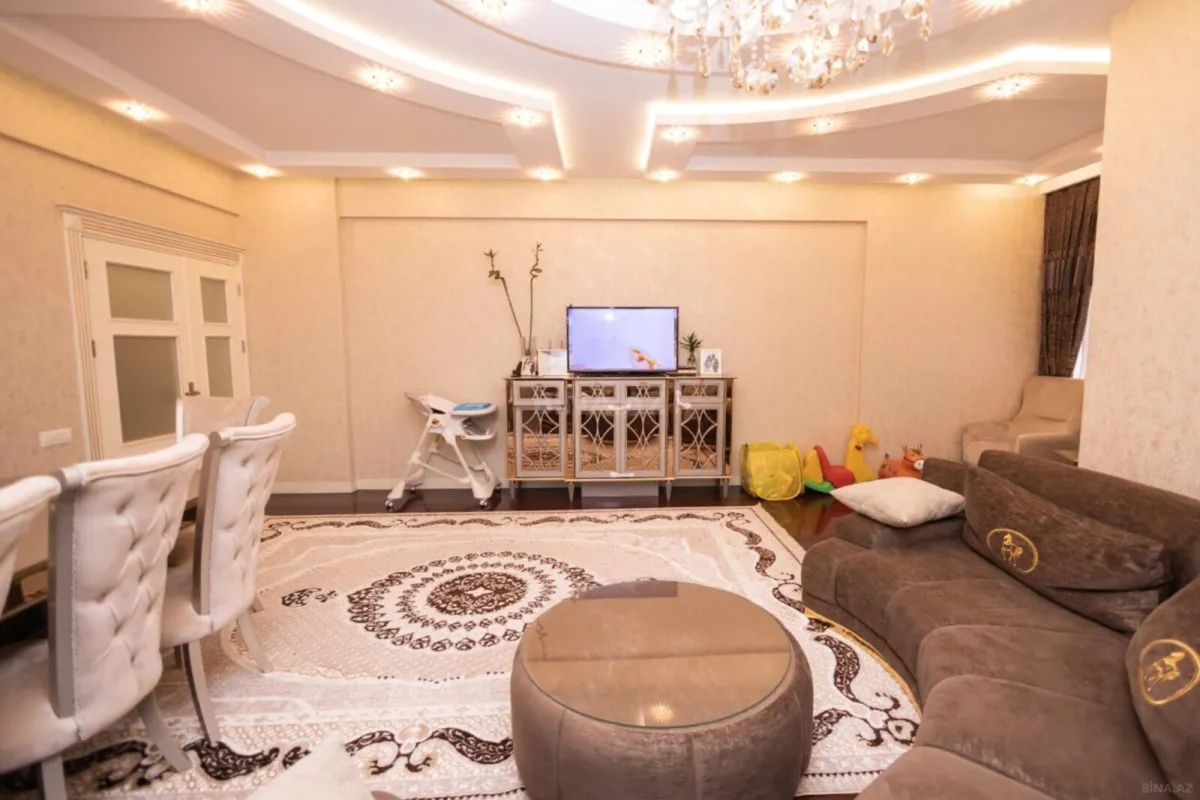 Satılır 4 otaqlı mənzil 220 m²