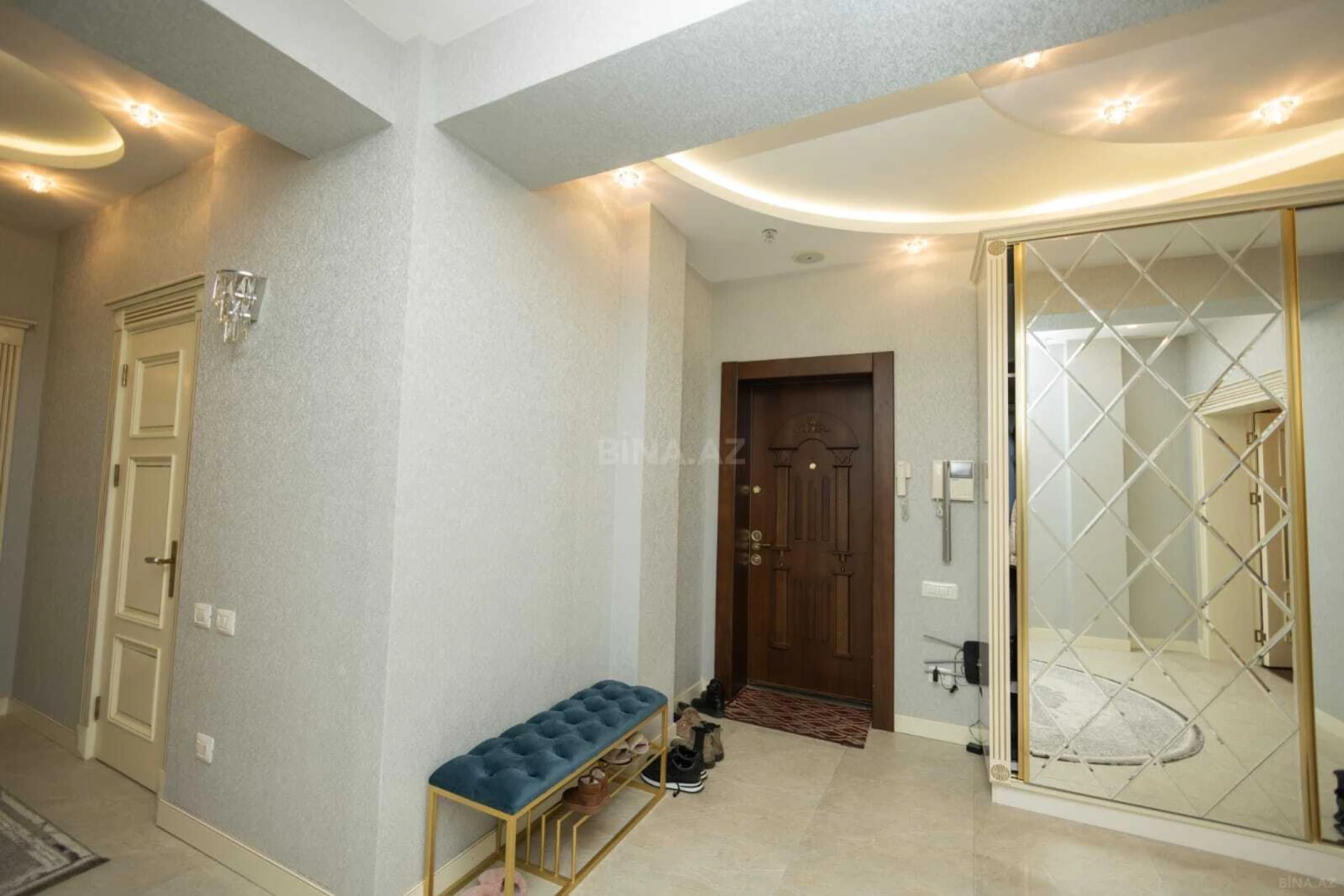 Satılır 4 otaqlı mənzil 220 m²