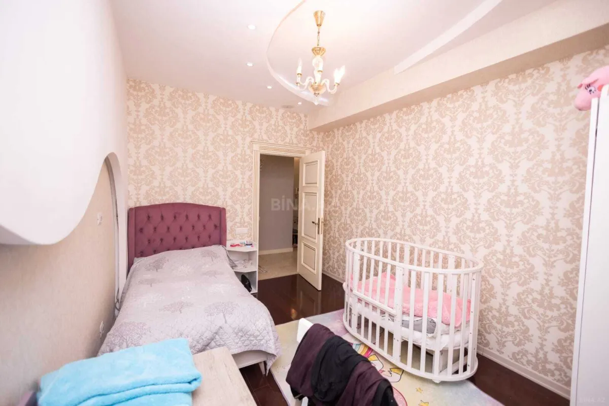 Satılır 4 otaqlı mənzil 220 m²