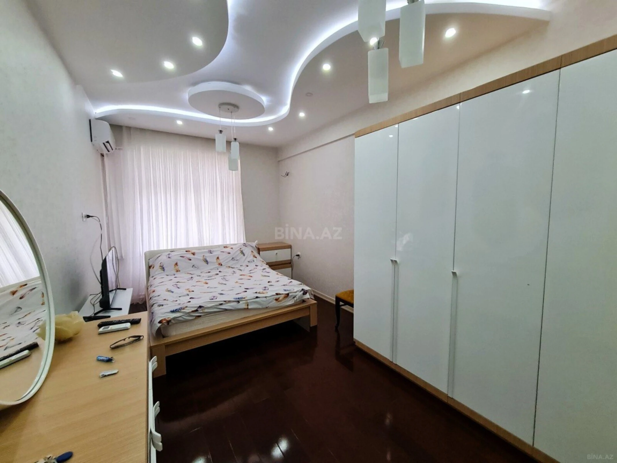 Satılır 4 otaqlı mənzil 220 m²