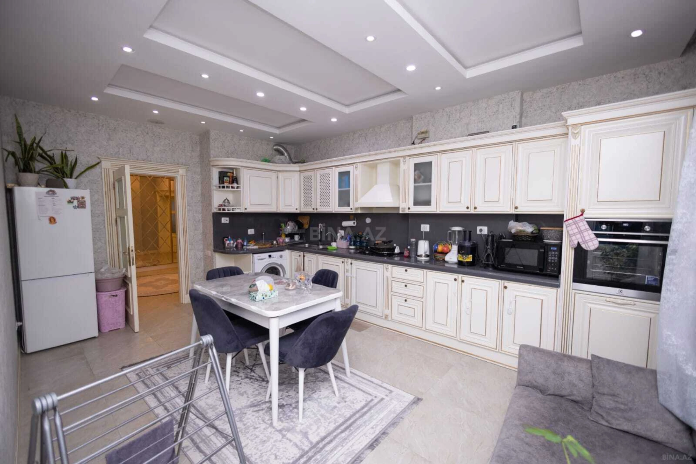 Satılır 4 otaqlı mənzil 220 m²