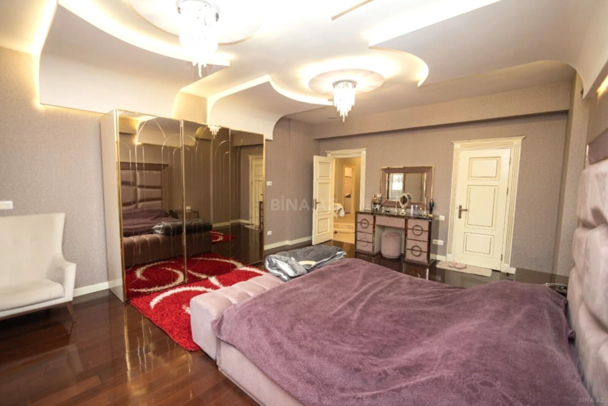 Satılır 4 otaqlı mənzil 220 m²