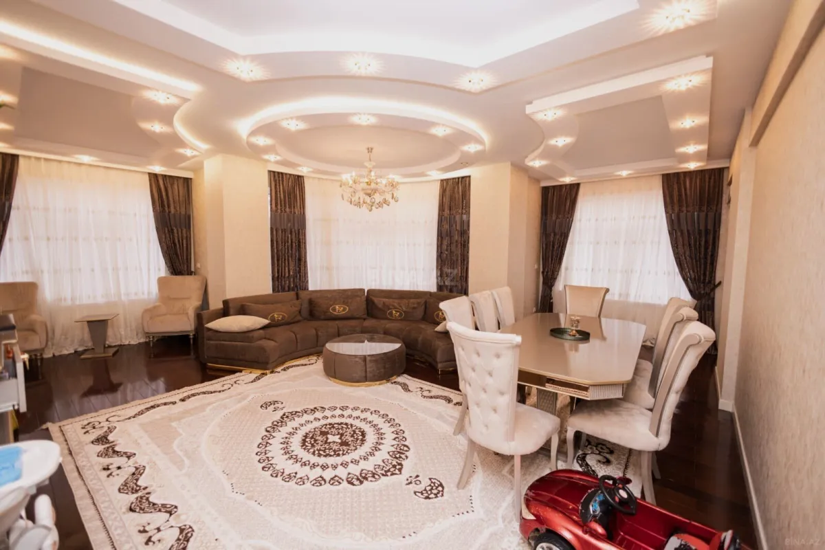 Satılır 4 otaqlı mənzil 220 m²