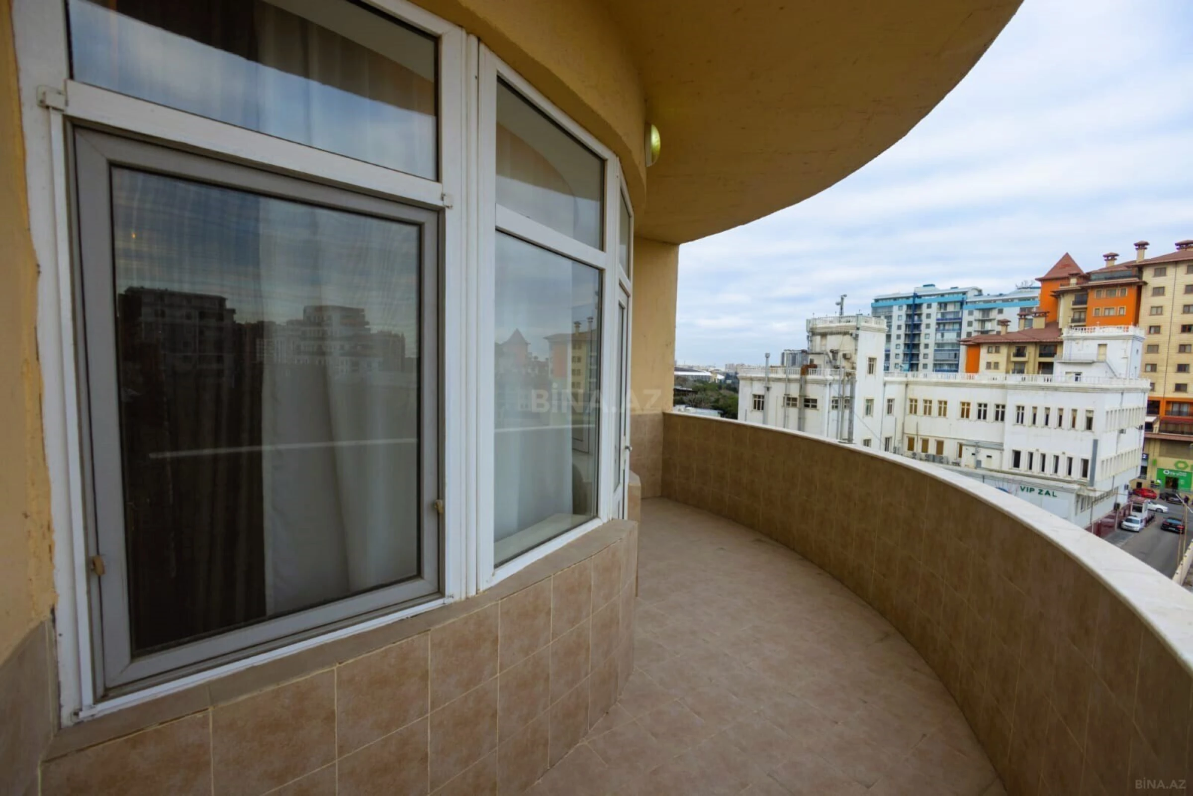 Satılır 4 otaqlı mənzil 220 m²