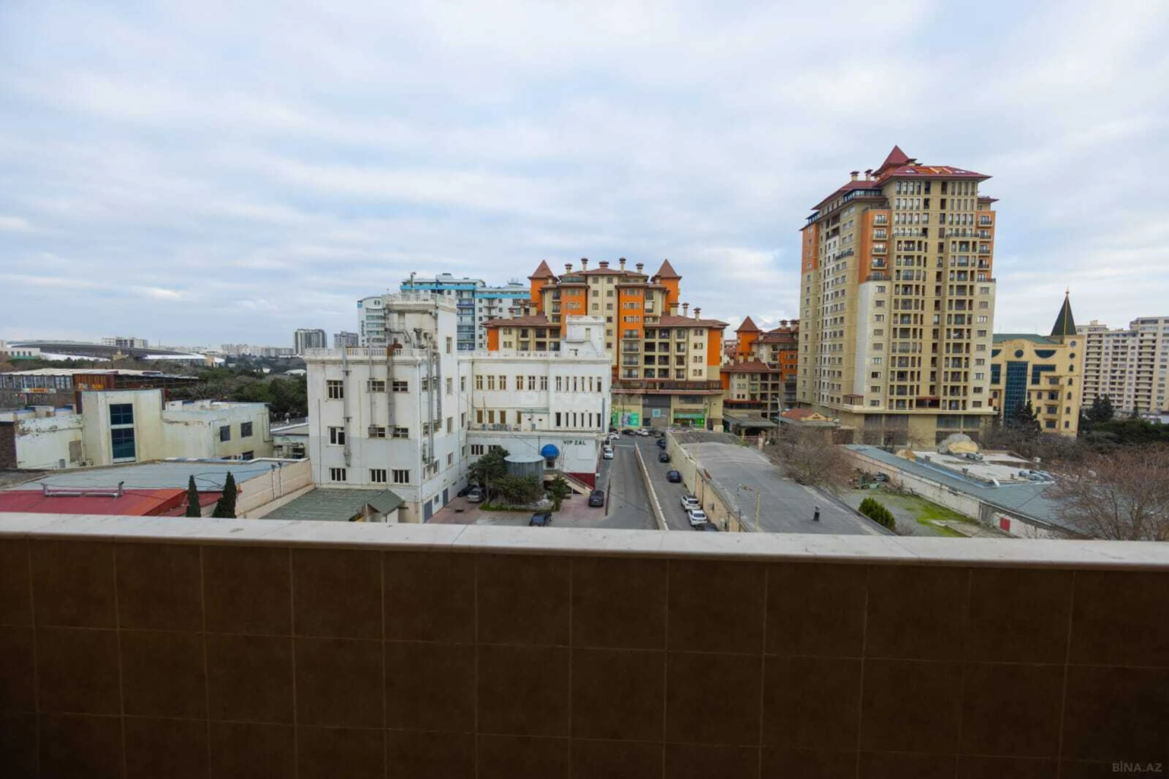 Satılır 4 otaqlı mənzil 220 m²