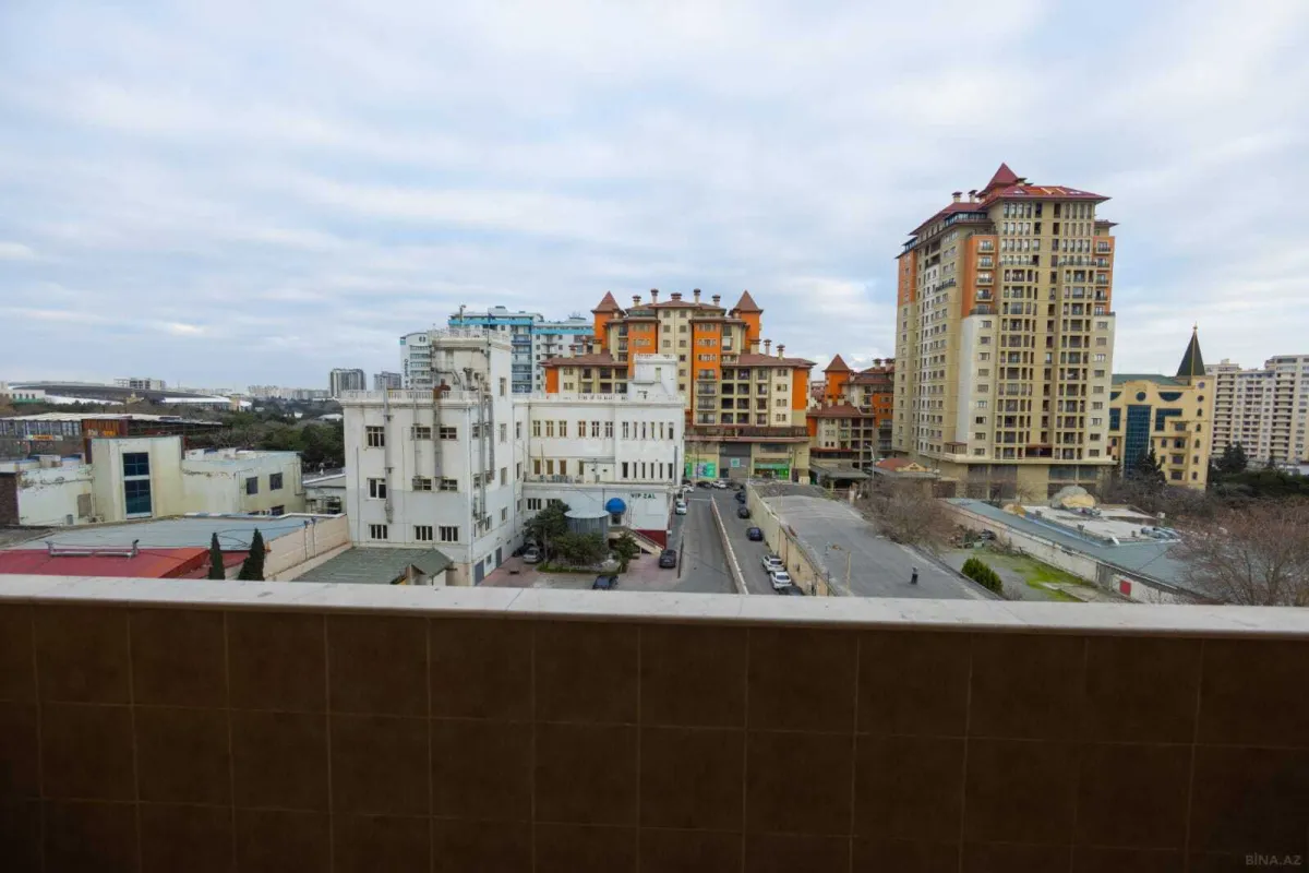 Satılır 4 otaqlı mənzil 220 m²