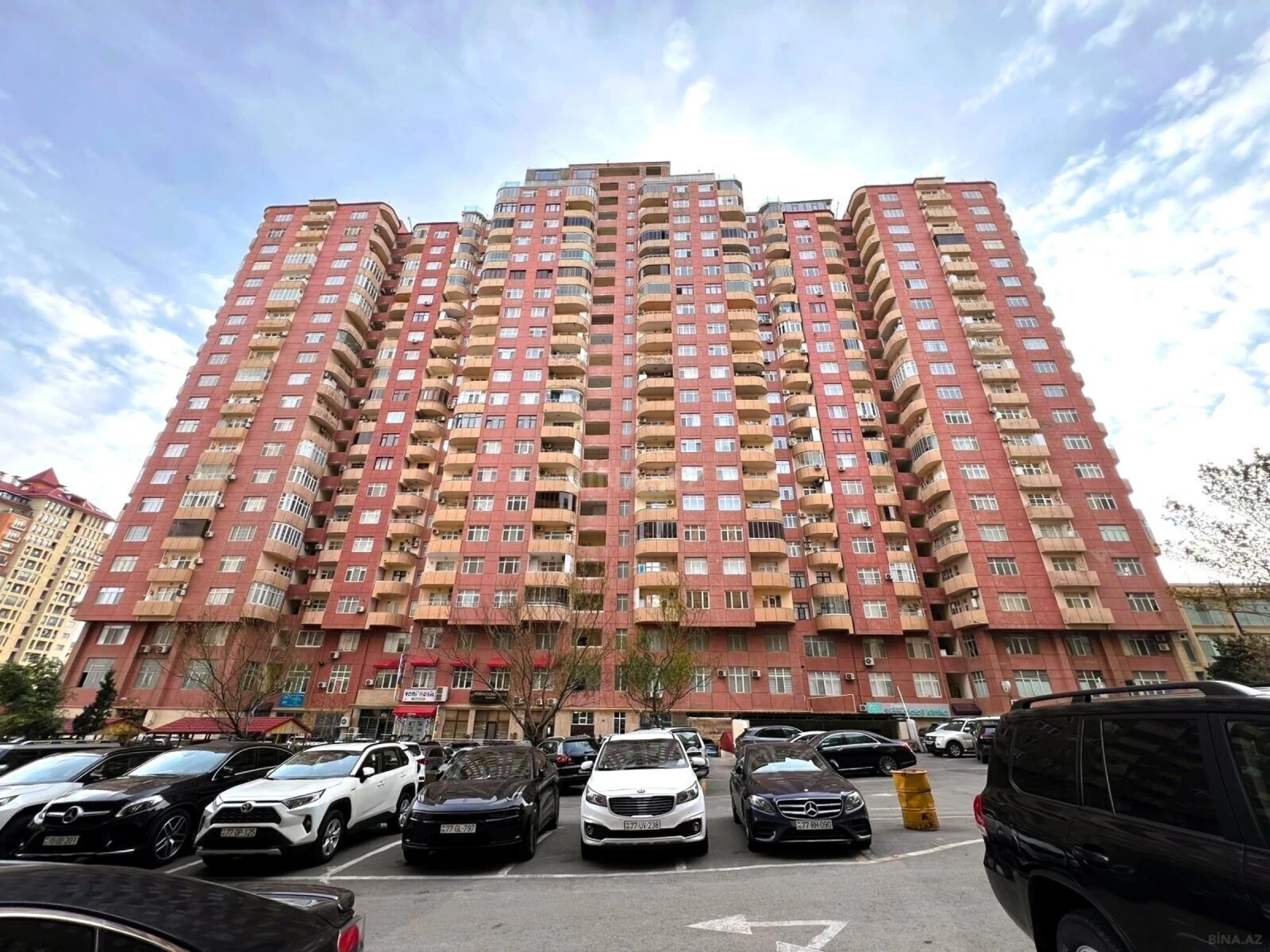 Satılır 4 otaqlı mənzil 220 m²