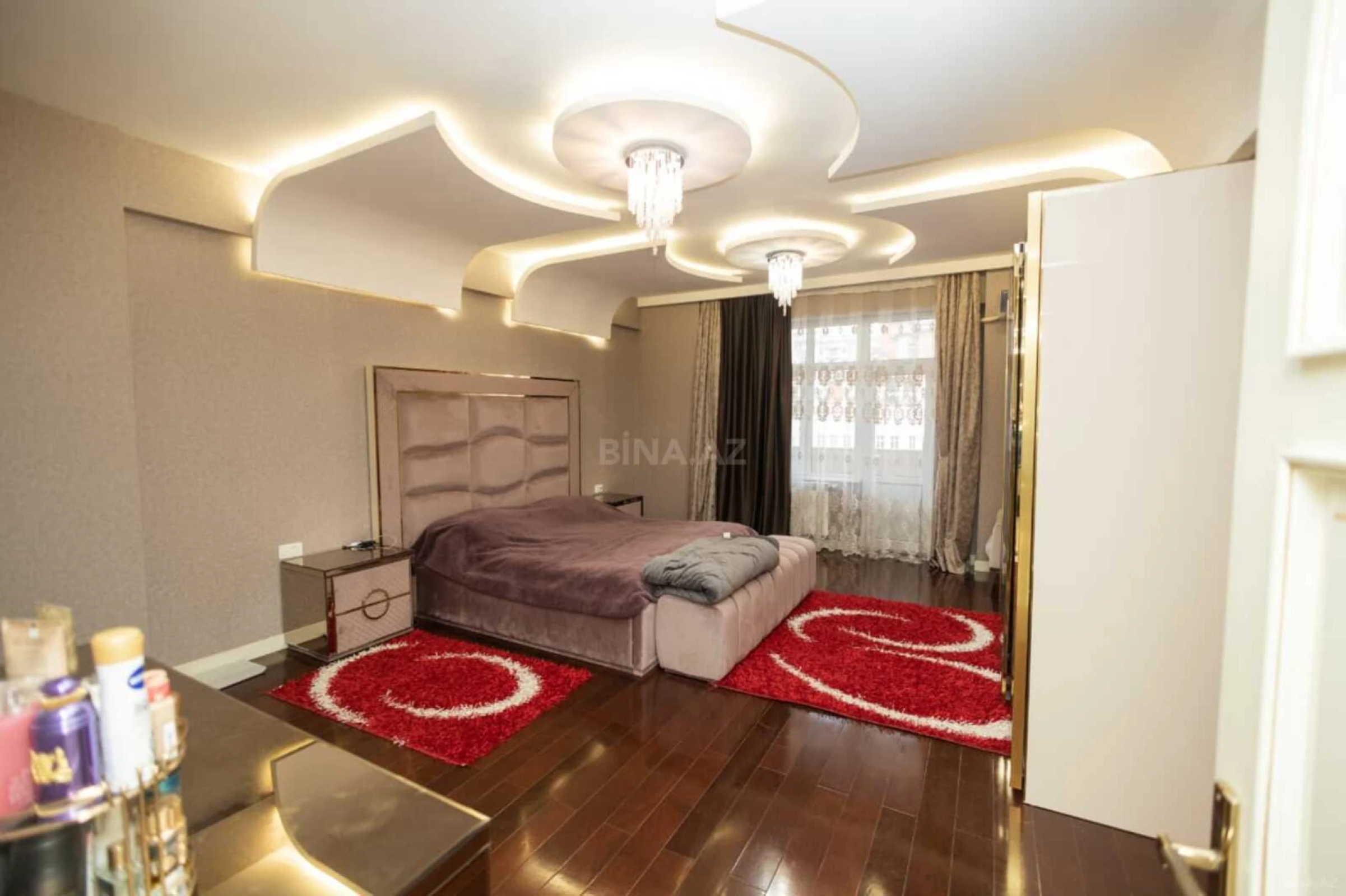 Satılır 4 otaqlı mənzil 220 m²