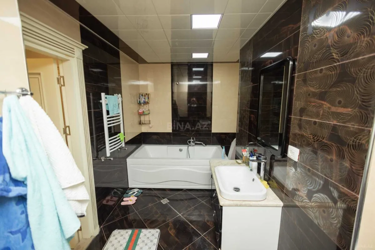 Satılır 4 otaqlı mənzil 220 m²