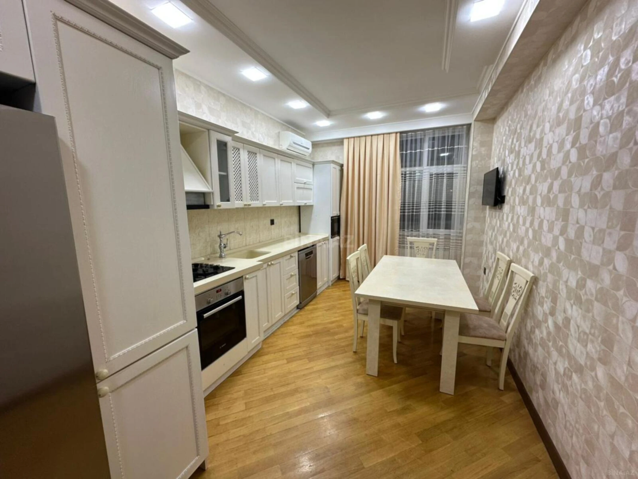 Kirayə verilir 4 otaqlı mənzil 205 m²