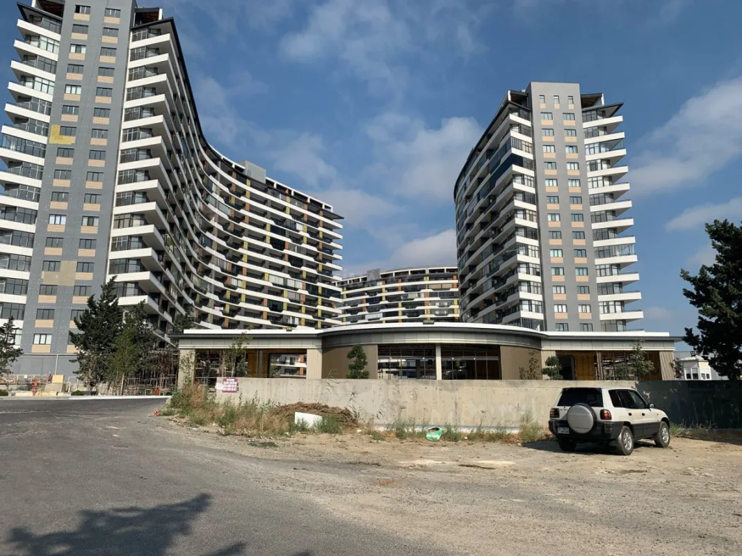 Satılır 4 otaqlı mənzil 182 m²