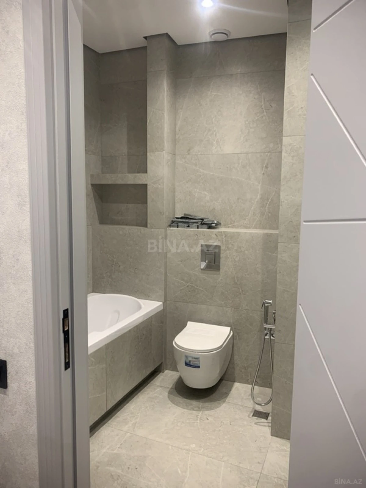 Satılır 4 otaqlı mənzil 182 m²