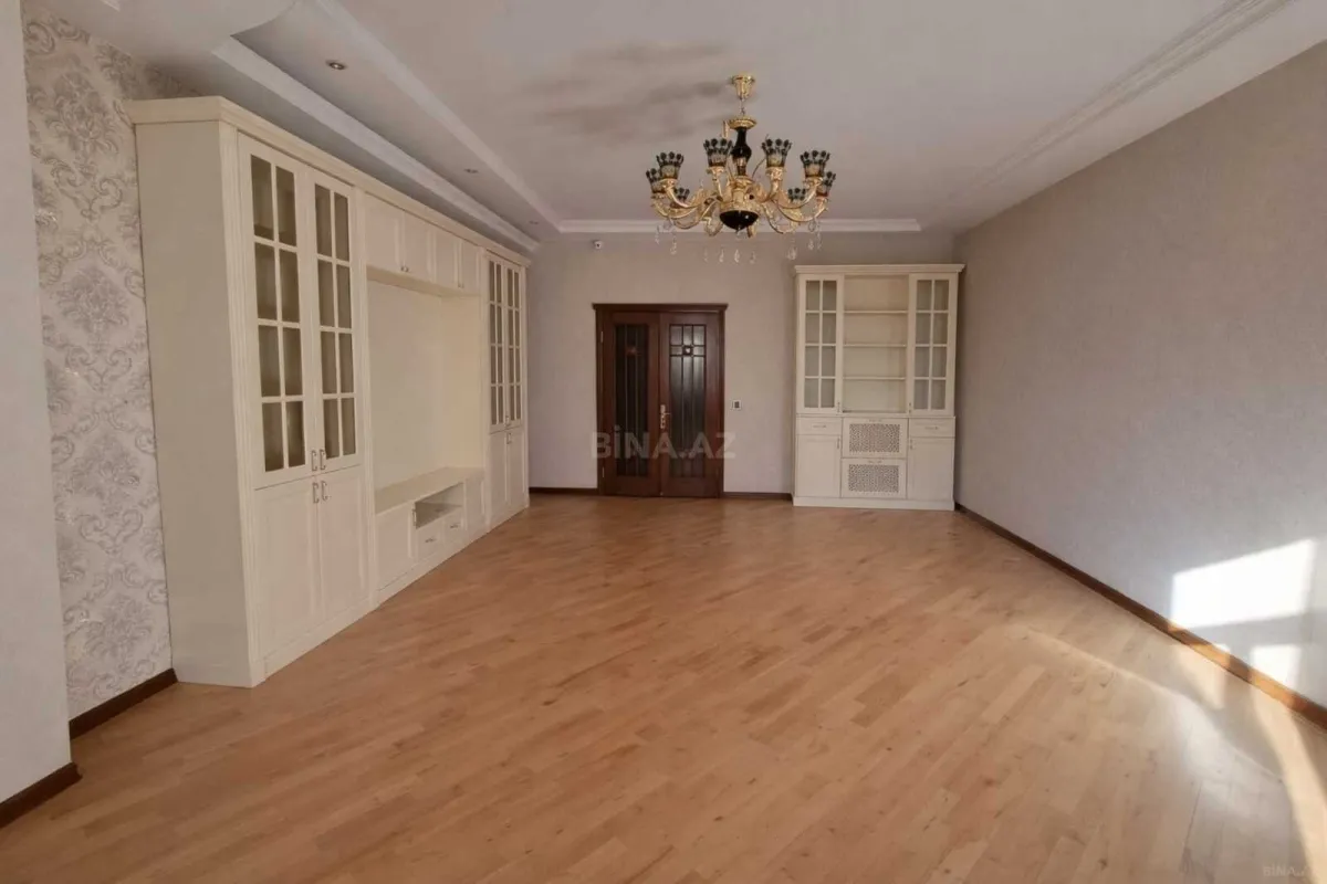 Satılır 3 otaqlı mənzil 130 m²