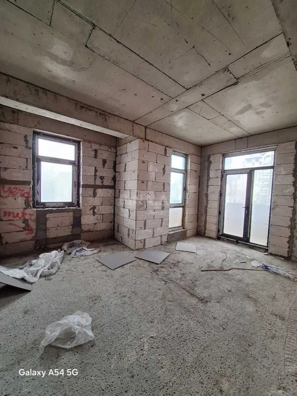 Satılır 3 otaqlı mənzil 122 m²