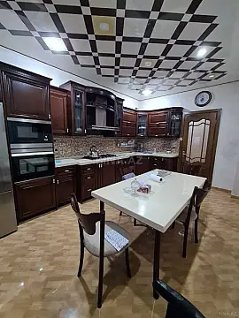 Satılır 5 otaqlı mənzil 245 m²