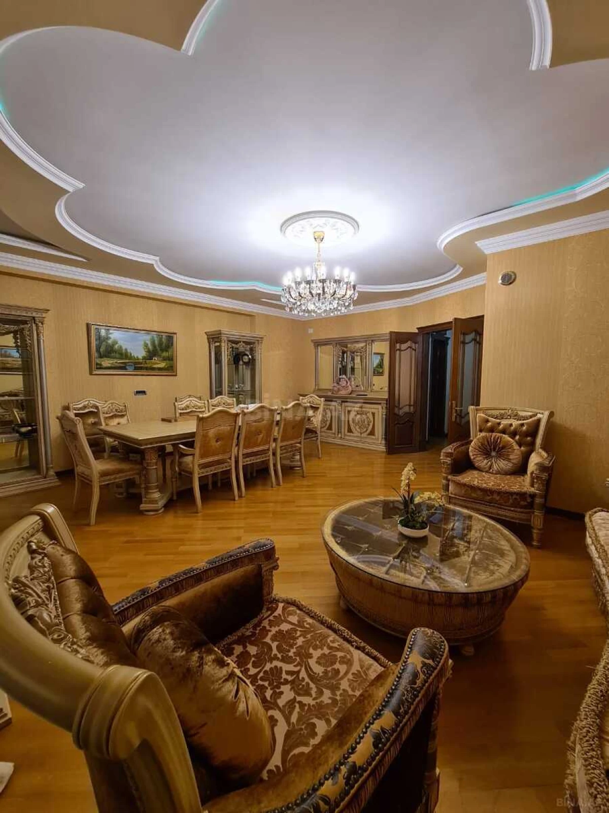 Satılır 5 otaqlı mənzil 245 m²